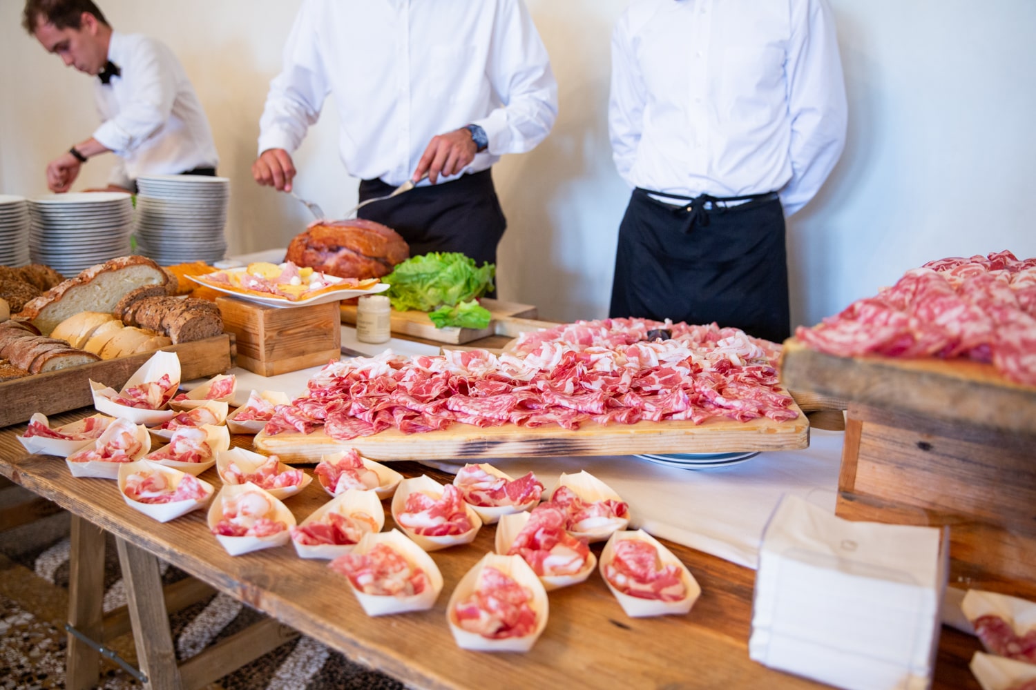 Antipasti a base di affettati locali. Servizi, catering per eventi e matrimoni, Fa Eventi, Vicenza, Veneto.