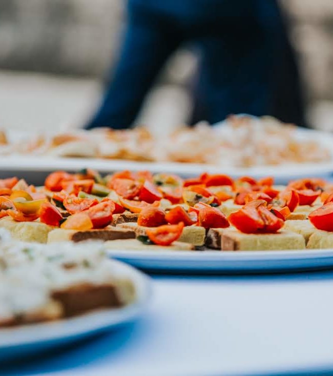 Gustosi crostini per aperitivi e antipasti a buffet. Servizio catering, Fa Eventi, Vicenza