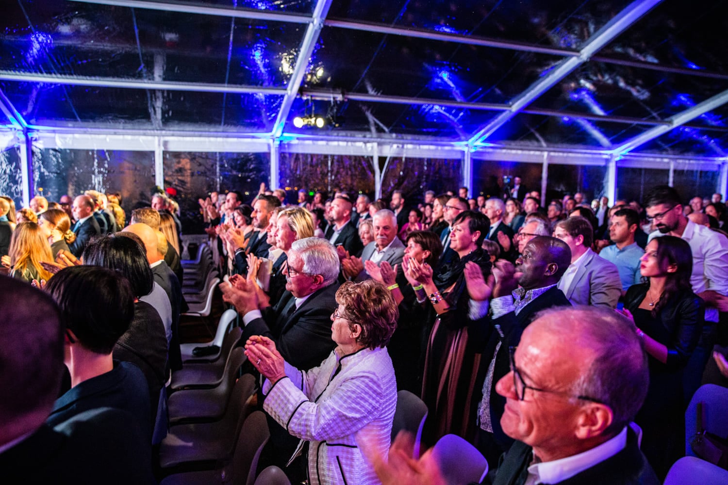 Il pubblico applaude il comico Giacobazzi all'anniversario Cappeller. Fa Eventi, Rossano Veneto