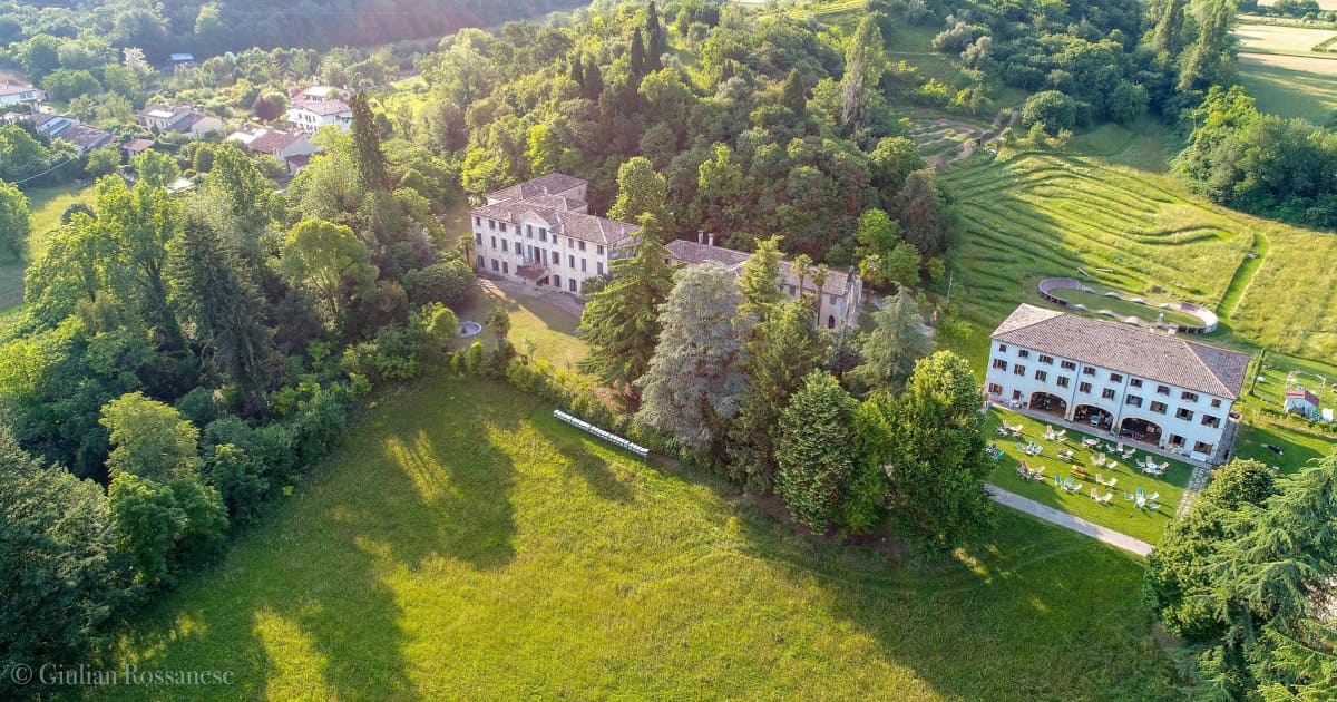 Villa Albrizzi Marini. Vista dall'alto con il parco. San Zenone degli Ezzelini, Veneto, Escape Park.