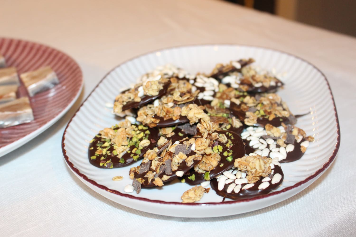 Realizzazione cioccolatini con riso, granella alla nocciola e al pistacchio